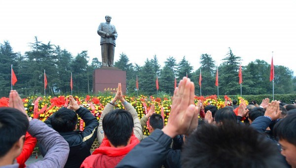 chinese-pay-tribute-to-mao-zedong-121-anniversary-01-600x342