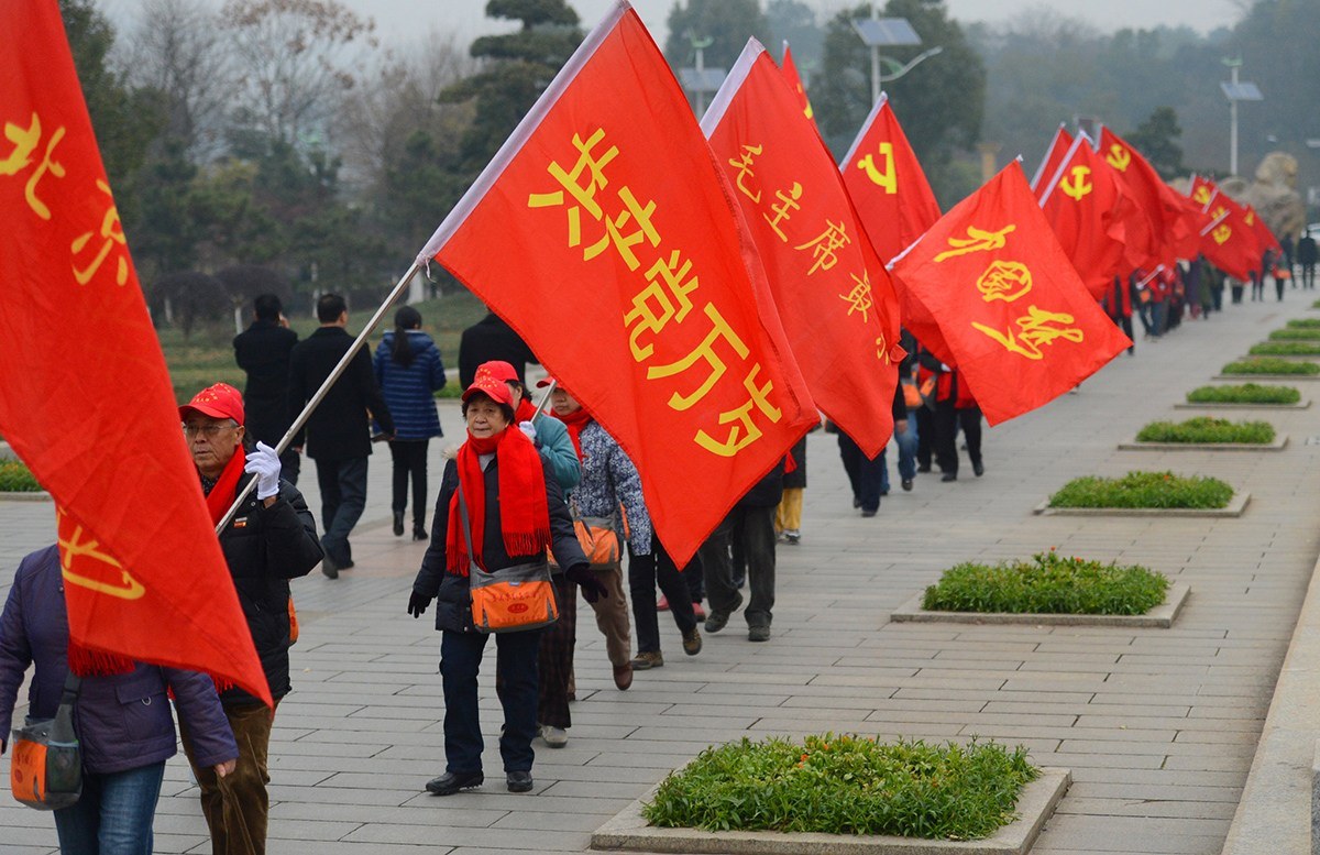 chinese-pay-tribute-to-mao-zedong-121-anniversary-03