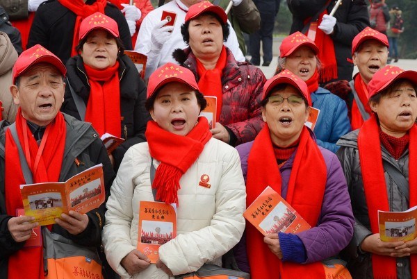 chinese-pay-tribute-to-mao-zedong-121-anniversary-06-600x402
