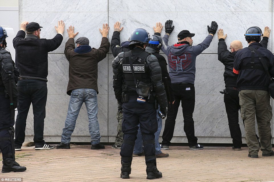 30f095a900000578-3435093-calais_saw_20_arrests_today_where_anti_islam_demonstrators_oppos-a-23_1454797210907