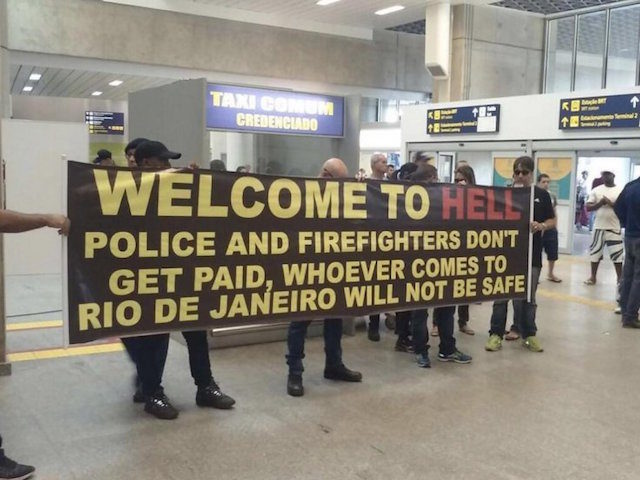 brazilian-police-welcome-hell-sign-640x480