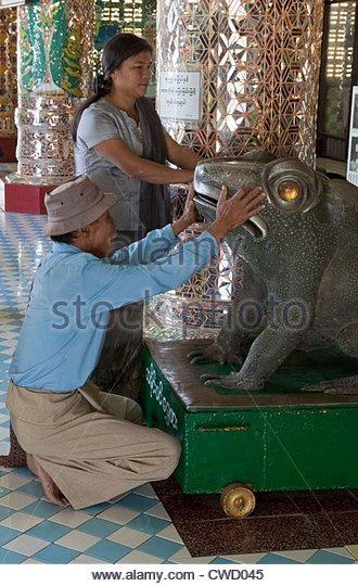 myanmar-burma-burmese-man-venerating-frog-sculpture-in-buddhist-temple-cwd045